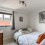 Stunning Two Bedroom Flat City Centre With Parking