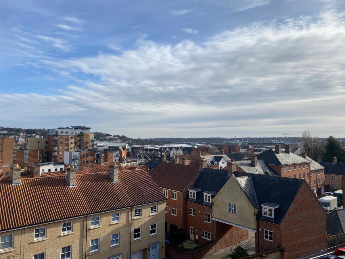 Stunning Two Bedroom Flat Centre With Parking