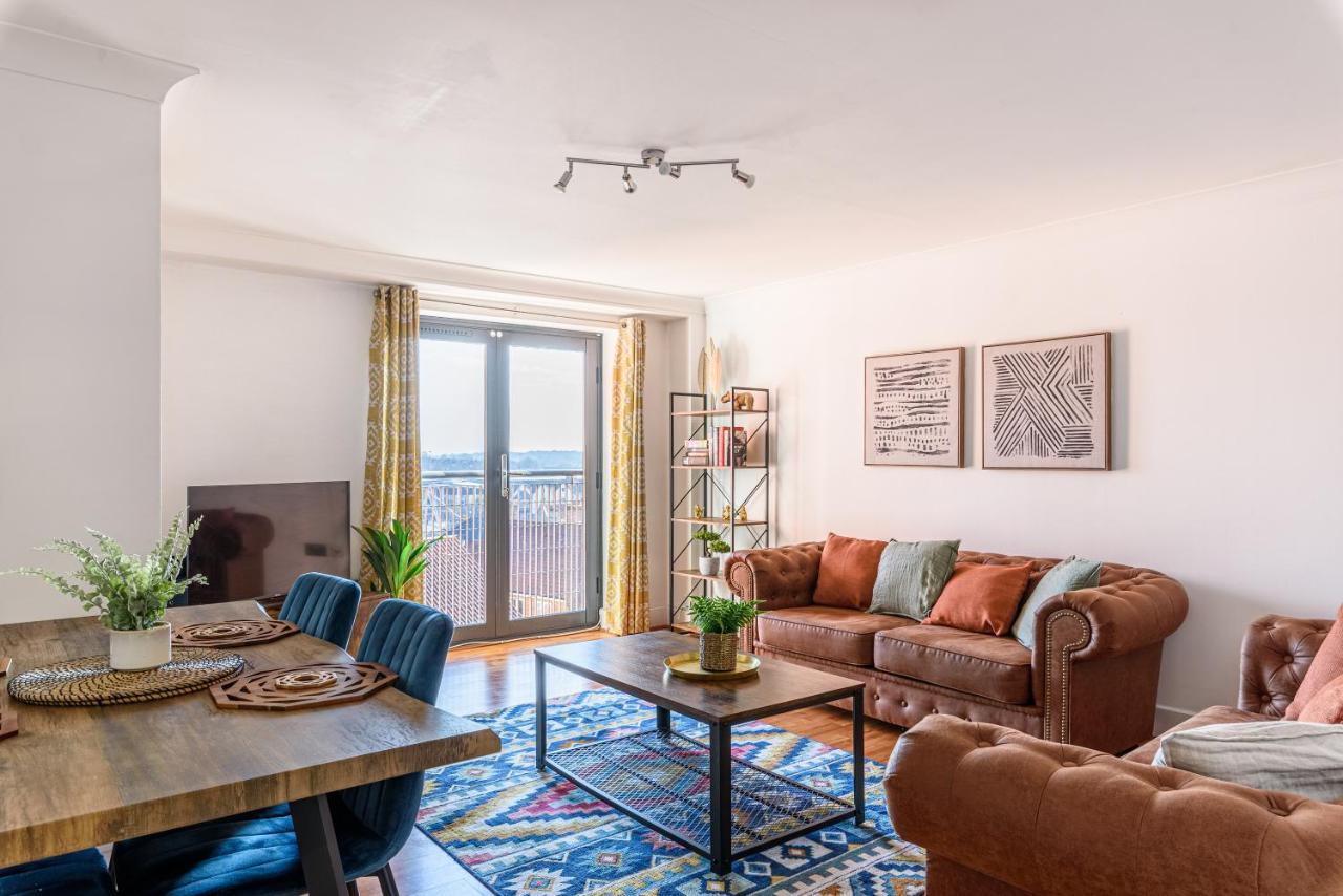 Stunning Two Bedroom Flat Centre With Parking Apartment