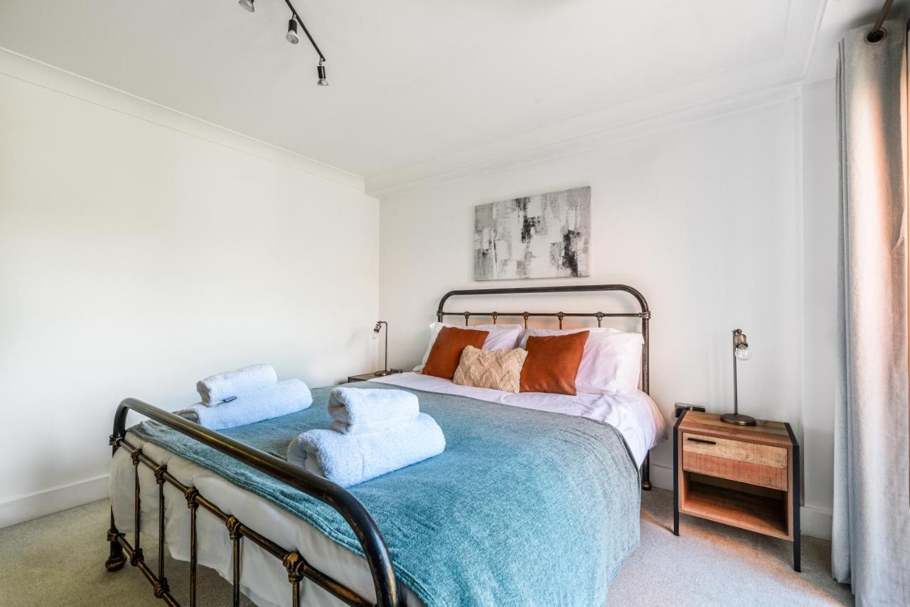 Stunning Two Bedroom Flat Centre With Parking Apartment