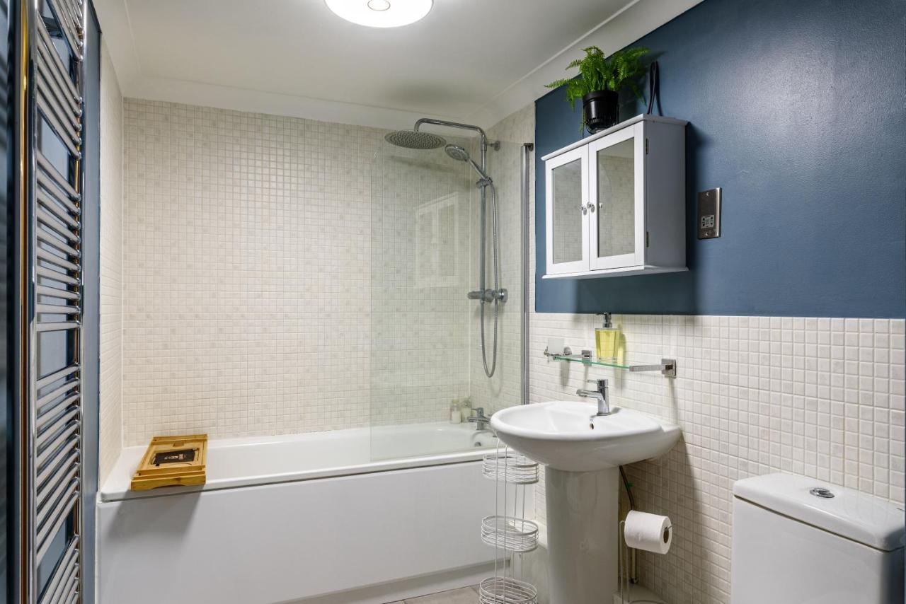 Apartment Stunning Two Bedroom Flat Centre With Parking *