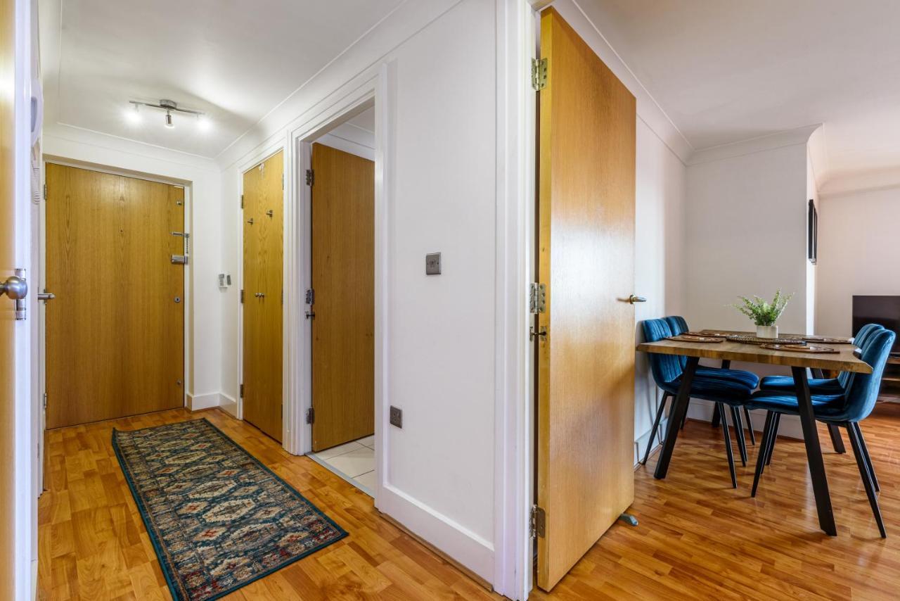 Apartment Stunning Two Bedroom Flat Centre With Parking *