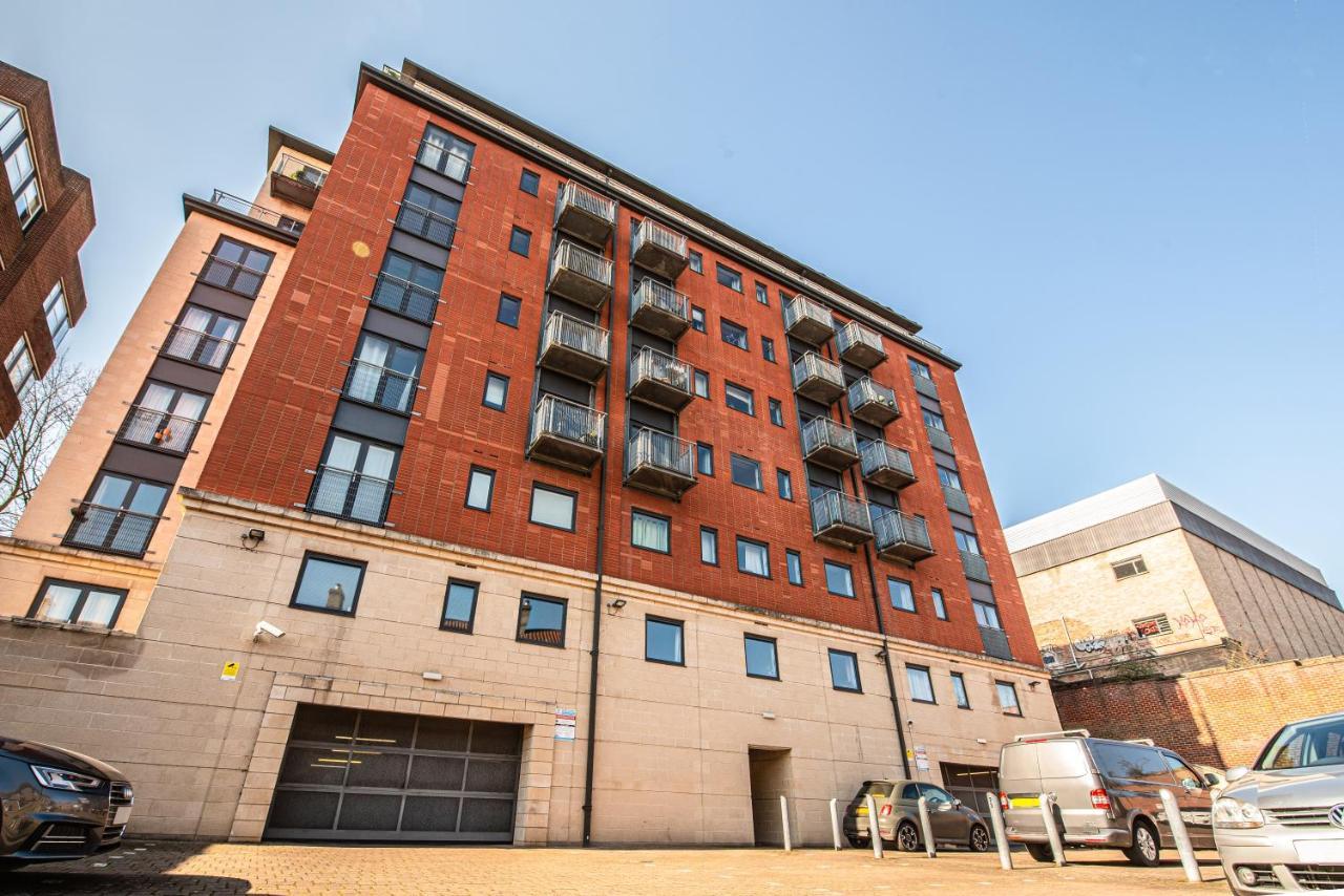 Stunning Two Bedroom Flat Centre With Parking *